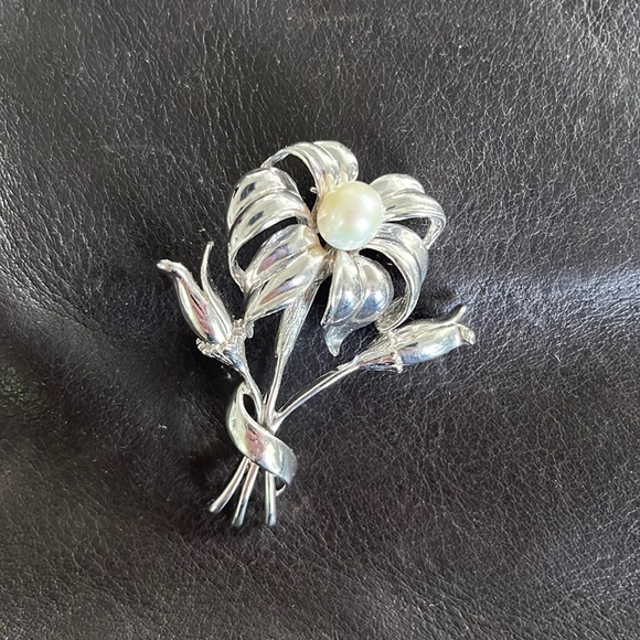 Sterling Silver Flower with Faux Pearl Brooch Pin Marked 925‎ - Picture 1 of 5